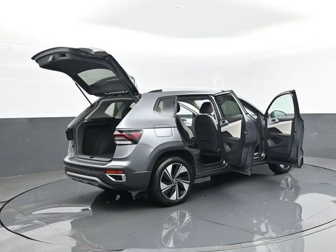 Used 2025 Volkswagen Taos SE AWD/4WD image 29