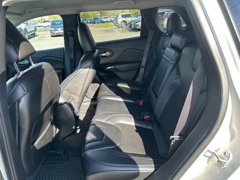 Used 2019 Jeep Cherokee Latitude Plus AWD/4WD image 18