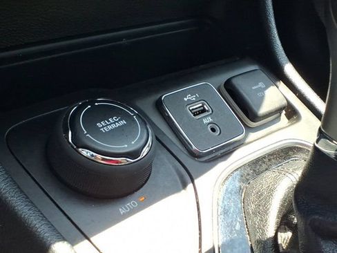 Used 2020 Jeep Cherokee Limited AWD/4WD image 15