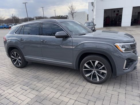 Used 2025 Volkswagen Atlas Cross Sport SEL Premium R-Line image 2