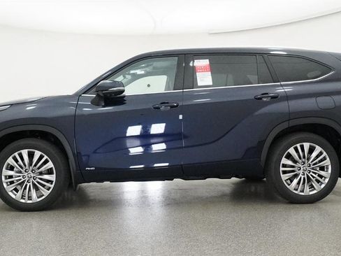 New 2026 Toyota Highlander Platinum image 6