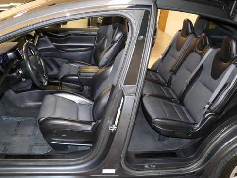 Used 2018 Tesla Model X 75D image 21