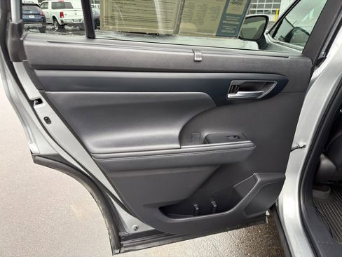 Used 2024 Toyota Highlander XLE image 31
