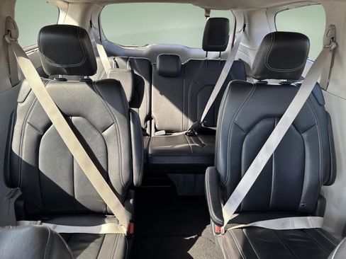 Used 2022 Chrysler Pacifica Touring-L image 15