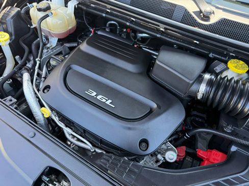 Used 2017 Chrysler Pacifica Touring-L image 49