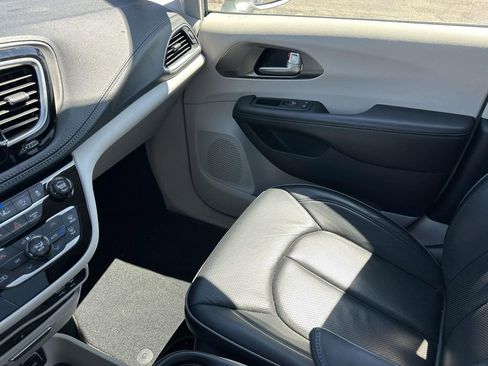 Used 2018 Chrysler Pacifica Limited w/ Tire & Wheel Group image 32