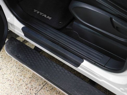 Used 2017 Nissan Titan SV image 32