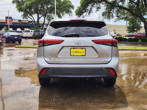 Used 2022 Toyota Highlander XLE FWD image 6