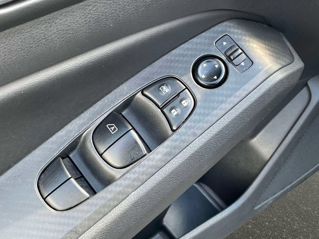 Used 2025 Nissan Altima 2.5 SV FWD image 17