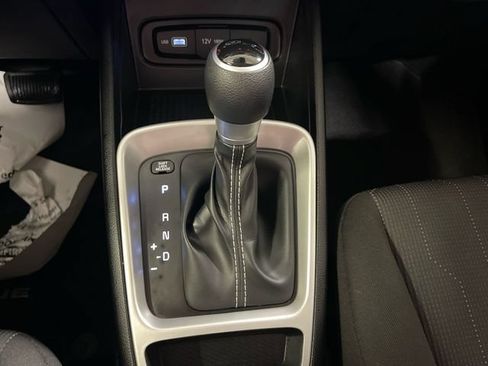 Used 2022 Hyundai Venue SE FWD image 19
