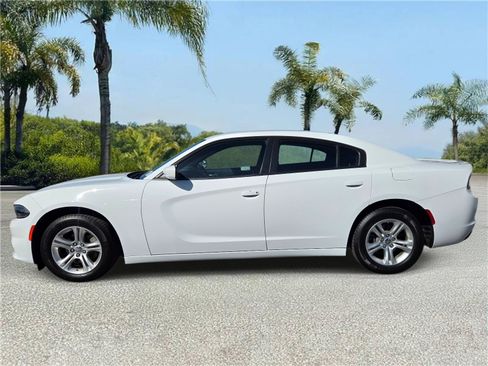 Used 2022 Dodge Charger SXT RWD image 2