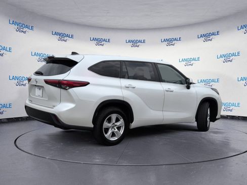 Used 2023 Toyota Highlander LE image 4