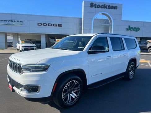Used 2024 Jeep Wagoneer L Series II RWD image 2