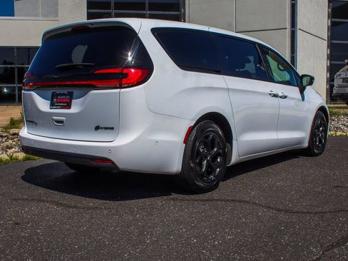 Used 2024 Chrysler Pacifica Limited FWD image 6