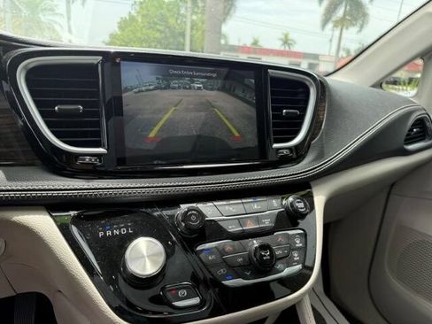 Used 2023 Chrysler Pacifica Limited FWD image 17