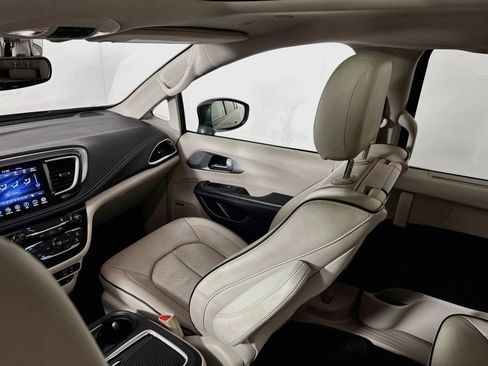 Used 2018 Chrysler Pacifica Limited FWD image 22