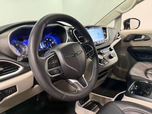 Used 2024 Chrysler Pacifica Touring-L image 78