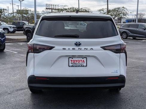 Used 2024 Toyota Sienna LE image 7