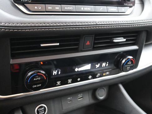 Used 2023 Nissan Rogue SV image 18