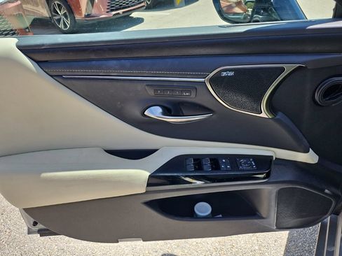 Used 2022 Lexus ES 300h w/ Accessory Package 2 FWD image 19