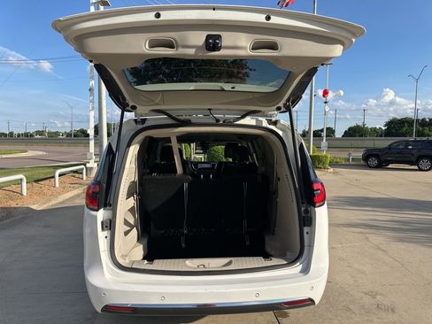 Used 2023 Chrysler Pacifica Touring-L FWD image 10