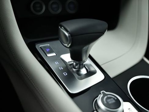 Certified 2025 Genesis G70 2.5T image 40