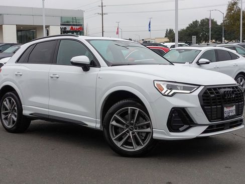 Used 2025 Audi Q3 2.0T Premium w/ Black Optic Sport Package image 3