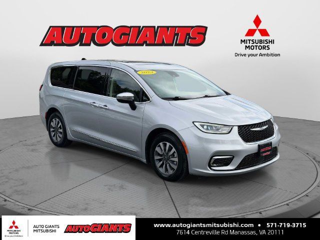Used 2023 Chrysler Pacifica Limited FWD image 1