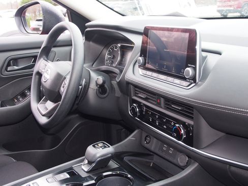 Used 2025 Nissan Rogue S image 10