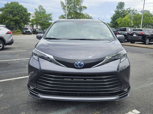 Certified 2025 Toyota Sienna XLE FWD image 2