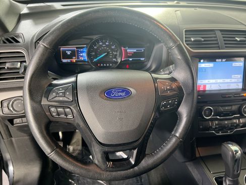 Used 2017 Ford Explorer XLT w/ Equipment Group 202A AWD/4WD image 11