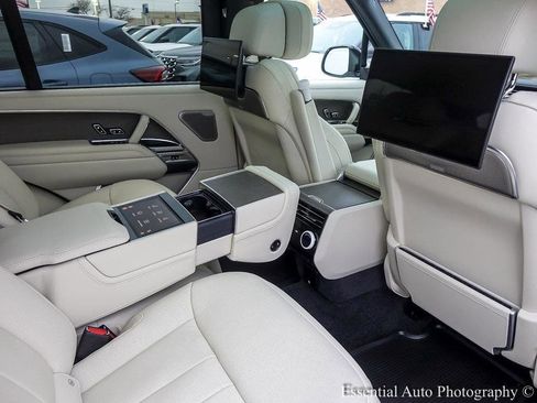 Used 2025 Land Rover Range Rover SV image 45