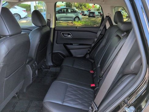 Used 2025 Nissan Rogue Platinum w/ Platinum Premium Package FWD image 14