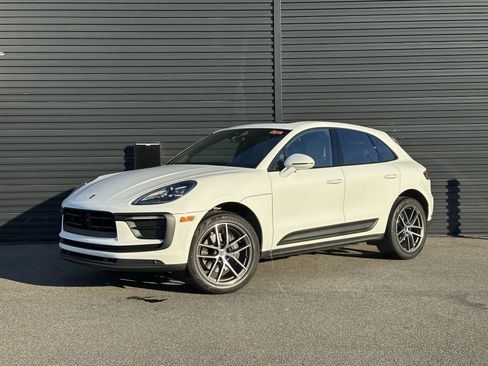Certified 2025 Porsche Macan AWD/4WD image 1