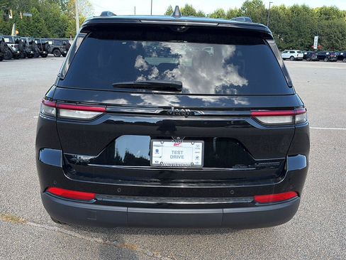 Used 2025 Jeep Grand Cherokee Limited w/ Luxury Tech Group II AWD/4WD image 4
