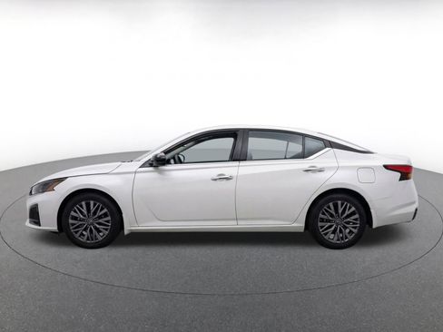 Used 2025 Nissan Altima 2.5 SV FWD image 4