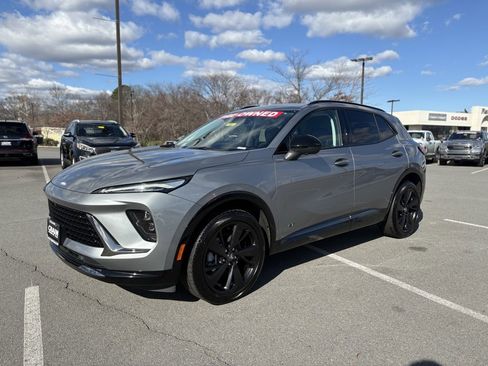 Used 2024 Buick Envision Sport Touring image 3