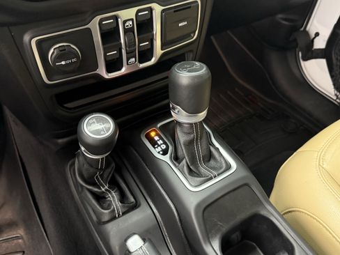 Used 2018 Jeep Wrangler Unlimited Sahara AWD/4WD image 21