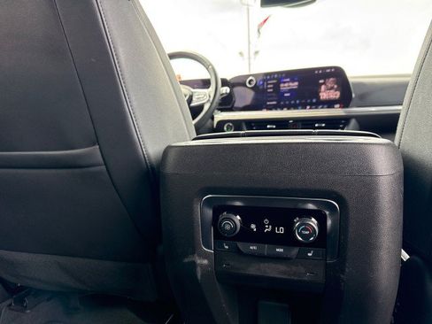 Used 2025 Chevrolet Suburban Premier RWD image 15
