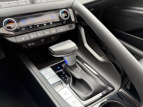 Used 2023 Hyundai Elantra Limited image 18