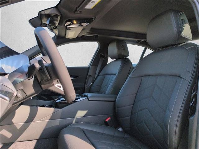 Used 2027 BMW 550e xDrive w/ Premium Package AWD/4WD image 4