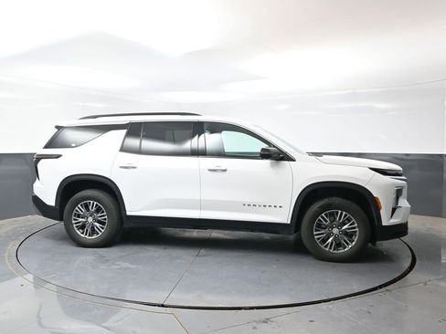 Used 2024 Chevrolet Traverse LT FWD image 3