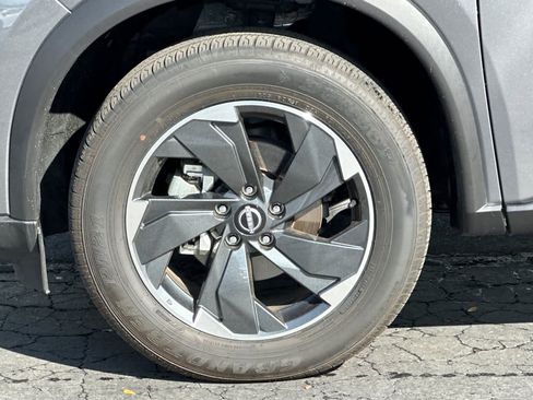 Used 2024 Nissan Rogue SV image 31