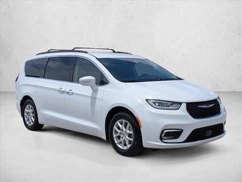 Used 2022 Chrysler Pacifica Touring-L FWD image 3