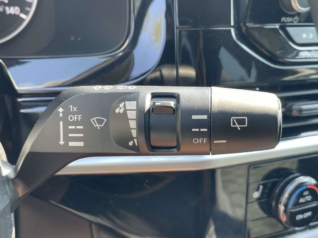Used 2025 Nissan Pathfinder SV FWD image 31