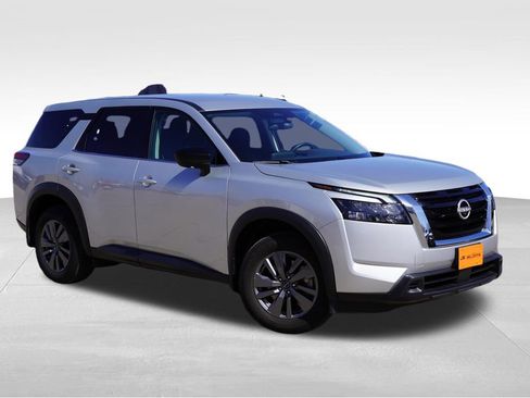 Used 2024 Nissan Pathfinder S image 1