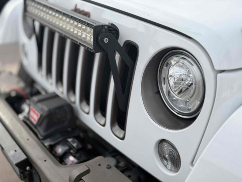 Used 2017 Jeep Wrangler Sahara image 6