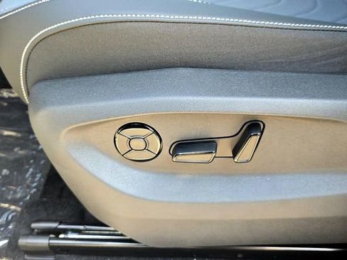 New 2025 Volkswagen Tiguan SE image 25