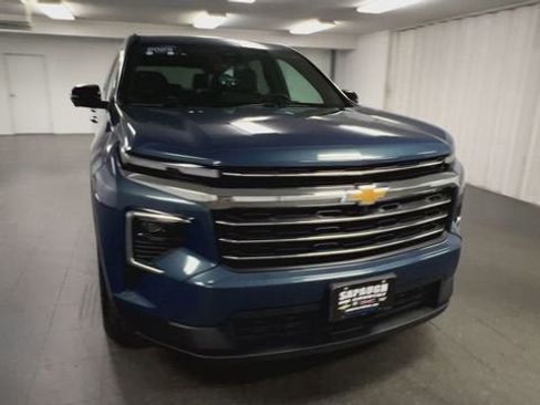 Used 2025 Chevrolet Traverse LT w/ Driver Confidence Package AWD/4WD image 3