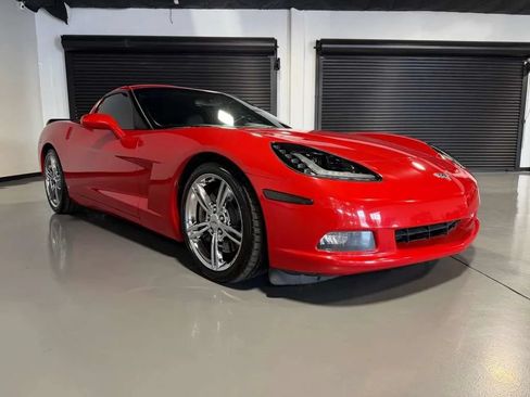 Used 2008 Chevrolet Corvette Coupe w/ Z51 Performance Package RWD image 3